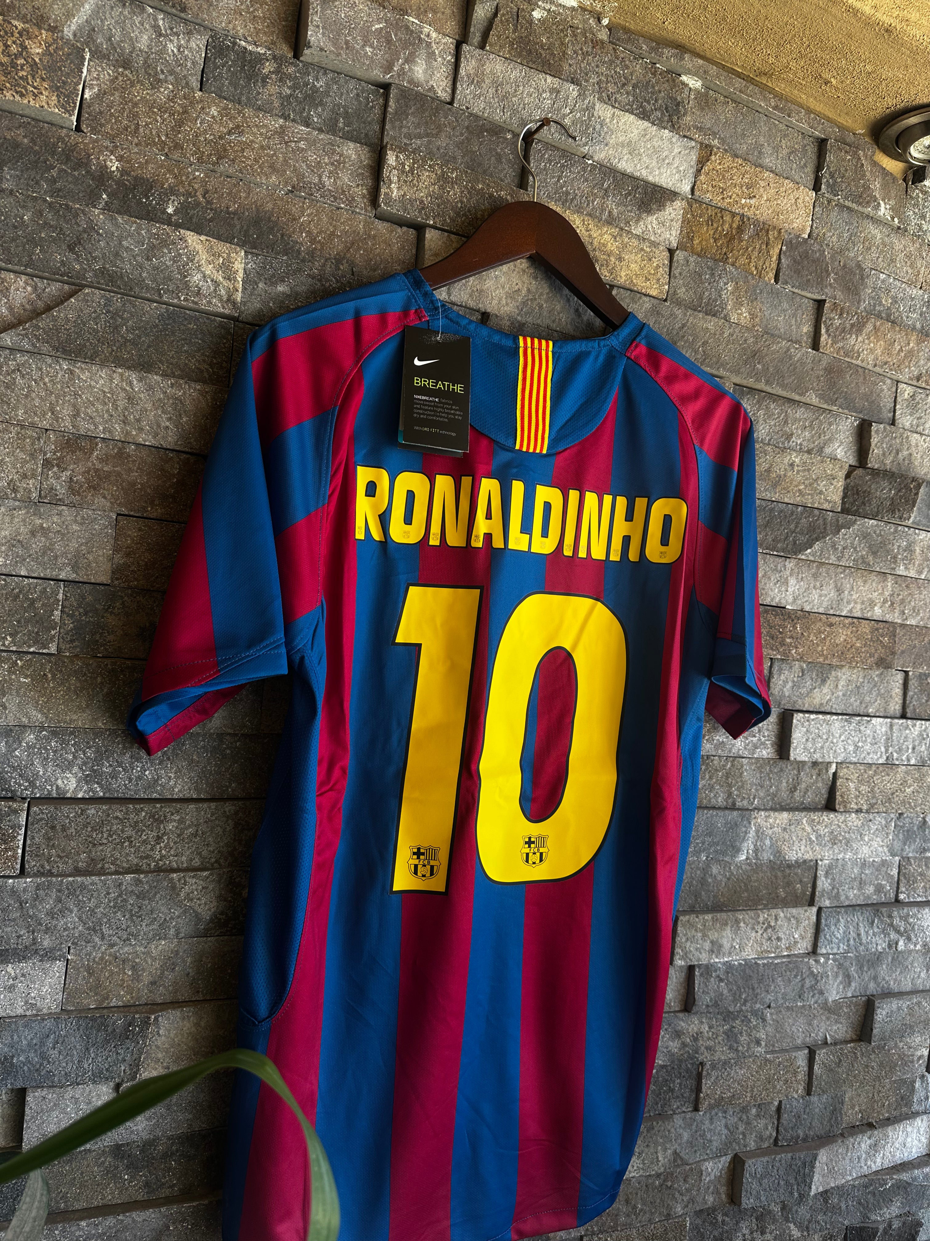 Camiseta Retro FC Barcelona Home 05/06 - Edición Ronaldinho #10